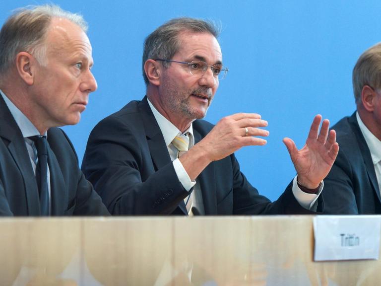 Die Vorsitzenden der Atomkommission Trittin, Platzeck und von Beust stellen in der Bundespressekonferenz ihren Bericht vor.