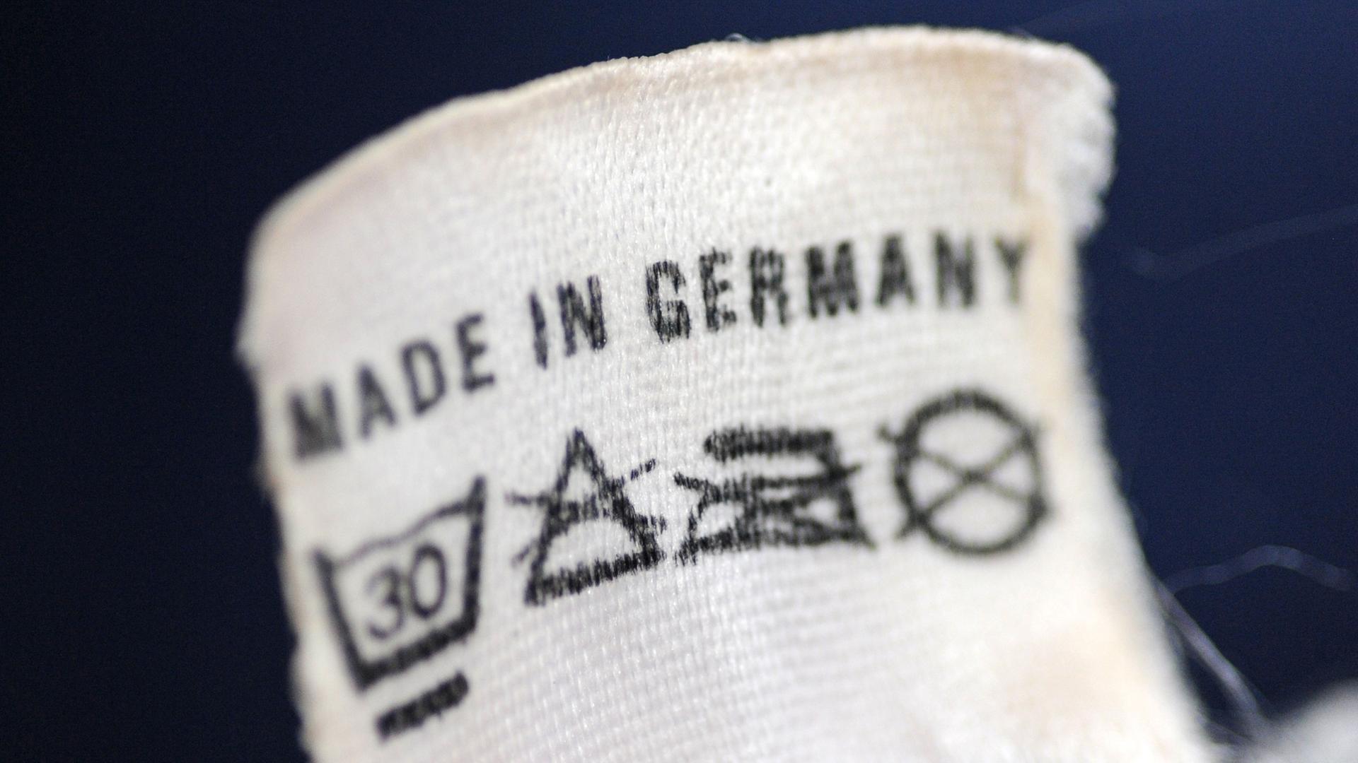 Der Schriftzug "Made in Germany" steht auf dem Etikett eines Trainingsanzugs.