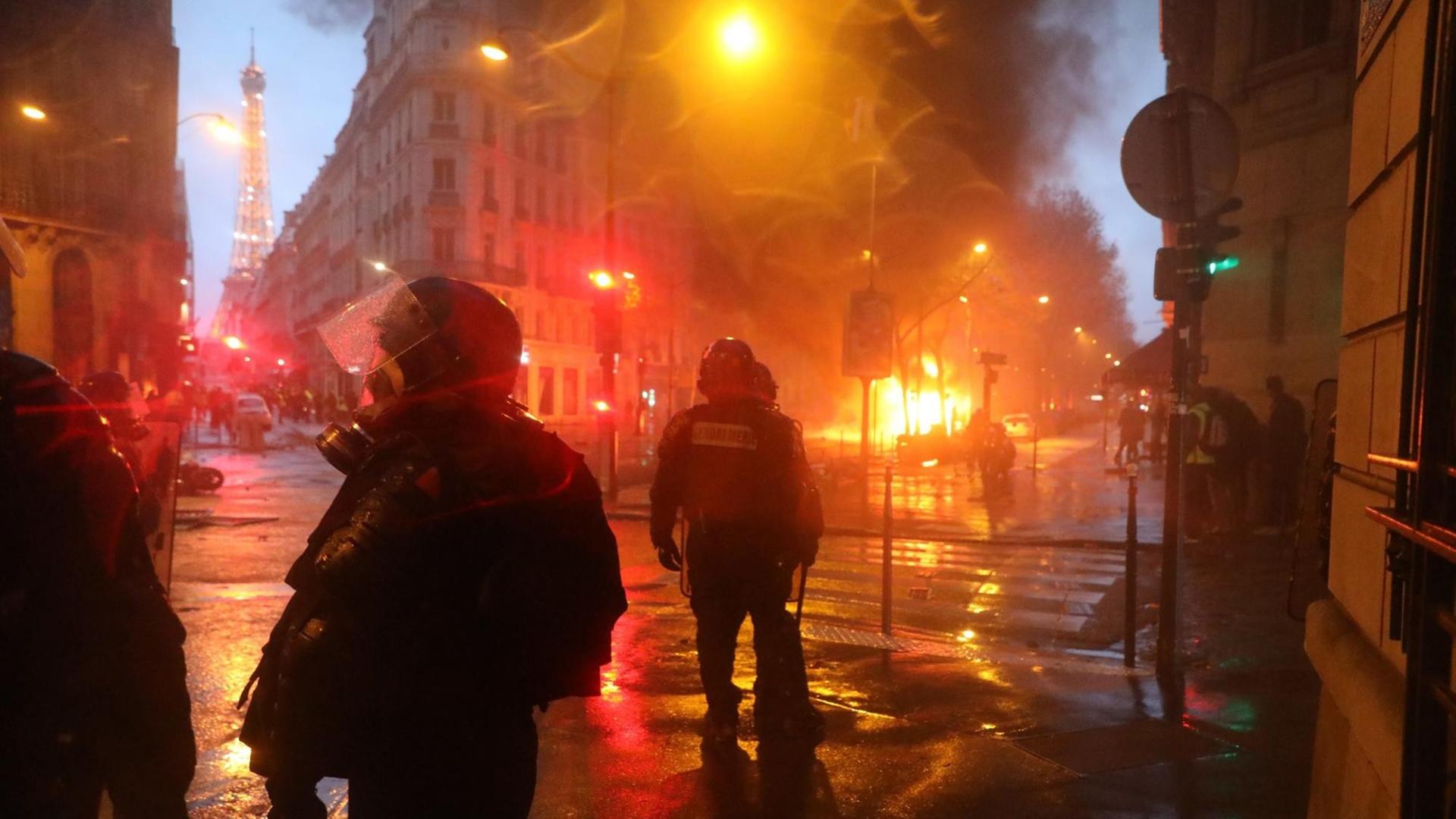 In Paris kommt es zu schweren Auseinandersetzungen zwischen Demonstranten und der Polizei an. Randalierer setzten dutzende Autos und sogar Häuser in Brand. Rund um die Champs-Élysées stiegen dichte Wolken aus Rauch und Tränengas auf.