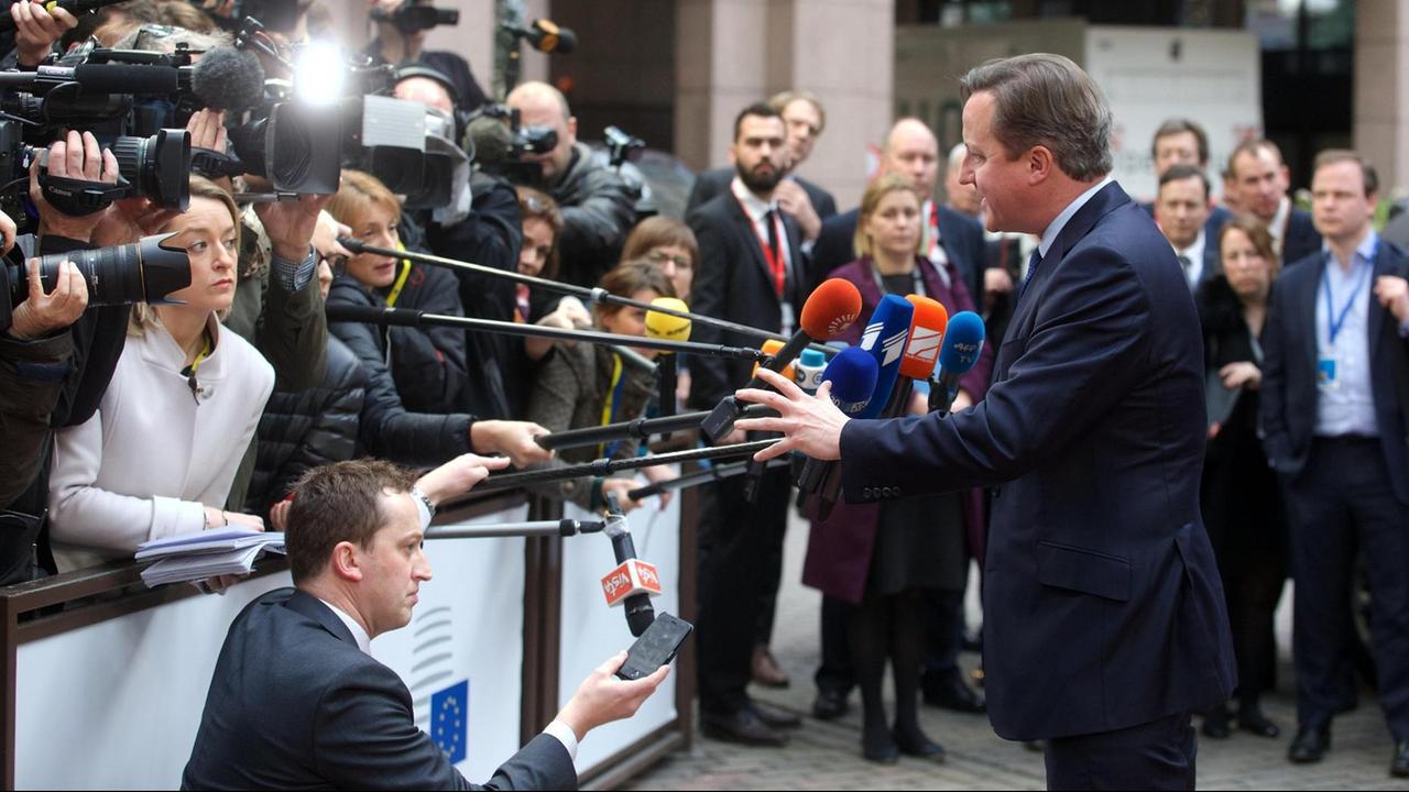 Der britische Premierminister David Cameron stellt sich 2015 bei einem EU-Gipfel den wartenden Journalisten.