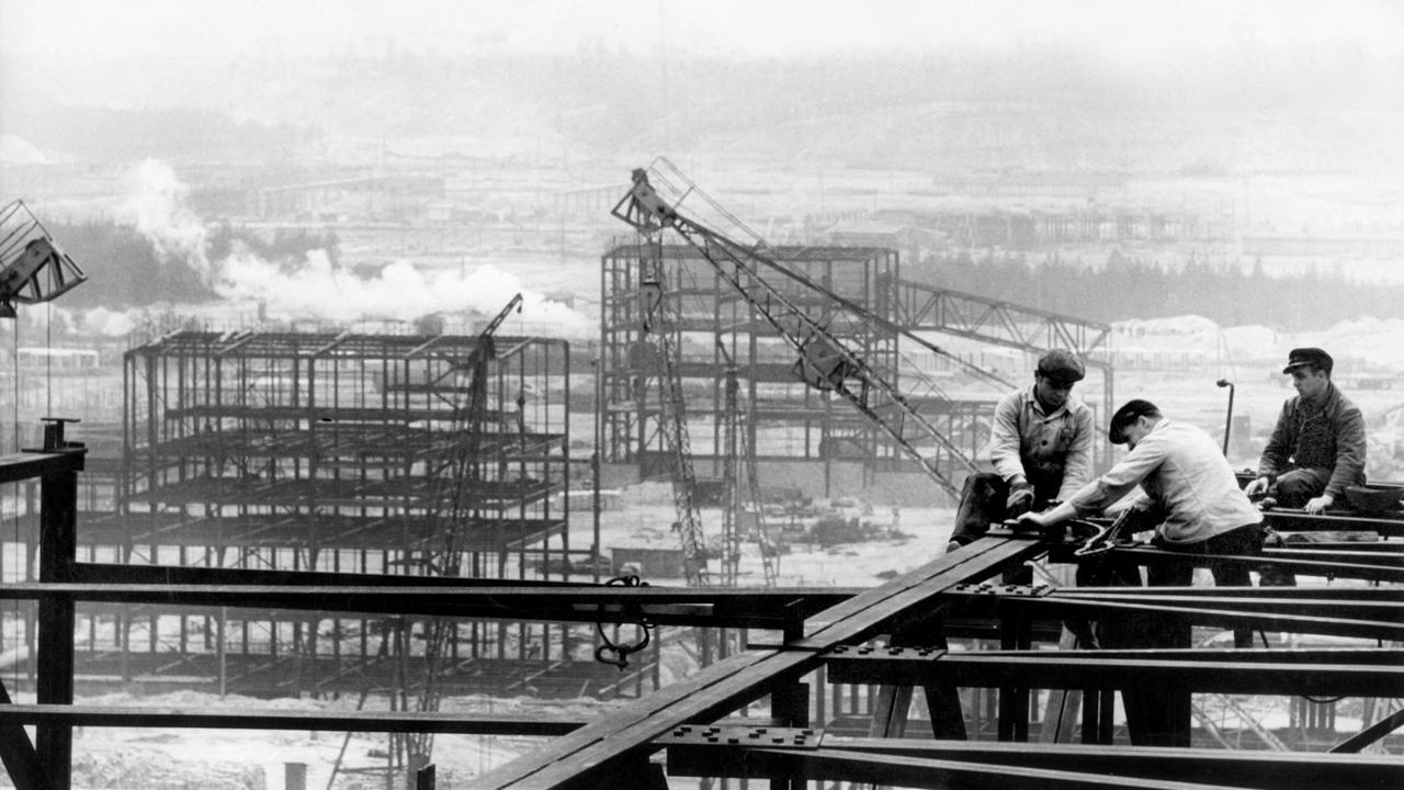 Kollegen des VEB Stahlbau Brandenburg montieren in ca. 60 Meter Höhe das Stahlgerüst für das erste Kraftwerk des Kombinats "Schwarze Pumpe", aufgenommen am 09.06.1958.