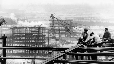 Kollegen des VEB Stahlbau Brandenburg montieren in ca. 60 Meter Höhe das Stahlgerüst für das erste Kraftwerk des Kombinats "Schwarze Pumpe", aufgenommen am 09.06.1958.