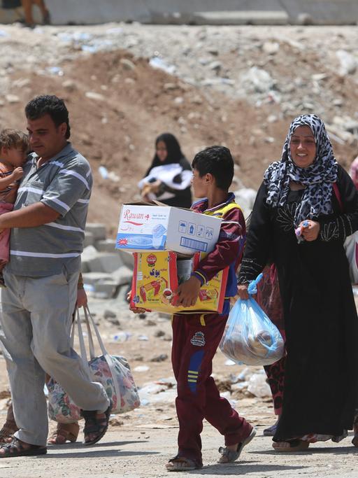 Irakische Flüchtlinge fliehen aus der Stadt Mossul, die von der islamistischen Terrorgruppe Isis erobert wurde.