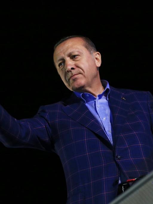 Der türkische Staatschef Erdogan winkt 16.04.17 in Istanbul seinen Anhängern zu.
