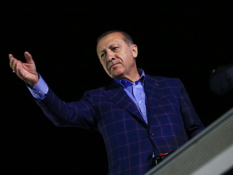 Der türkische Staatschef Erdogan winkt 16.04.17 in Istanbul seinen Anhängern zu.
