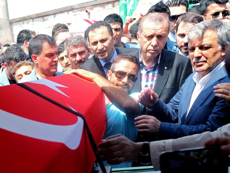 Der türkische Präsident Recep Tayyip Erdogan bei der Beisetzung eines Opfers des gescheiterten Militärputsches in Istanbul