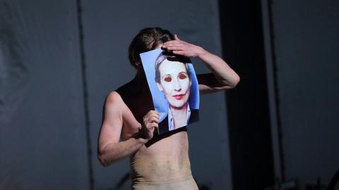 Manuel Harder als Orlando hält ein Bild der AFD-Politikerin Alice Weidel vor seinem Gesicht während der Fotoprobe zu Ode von Thomas Melle in den Kammerspielen des Deutschen Theaters Berlin, 18. Dezember 2019.