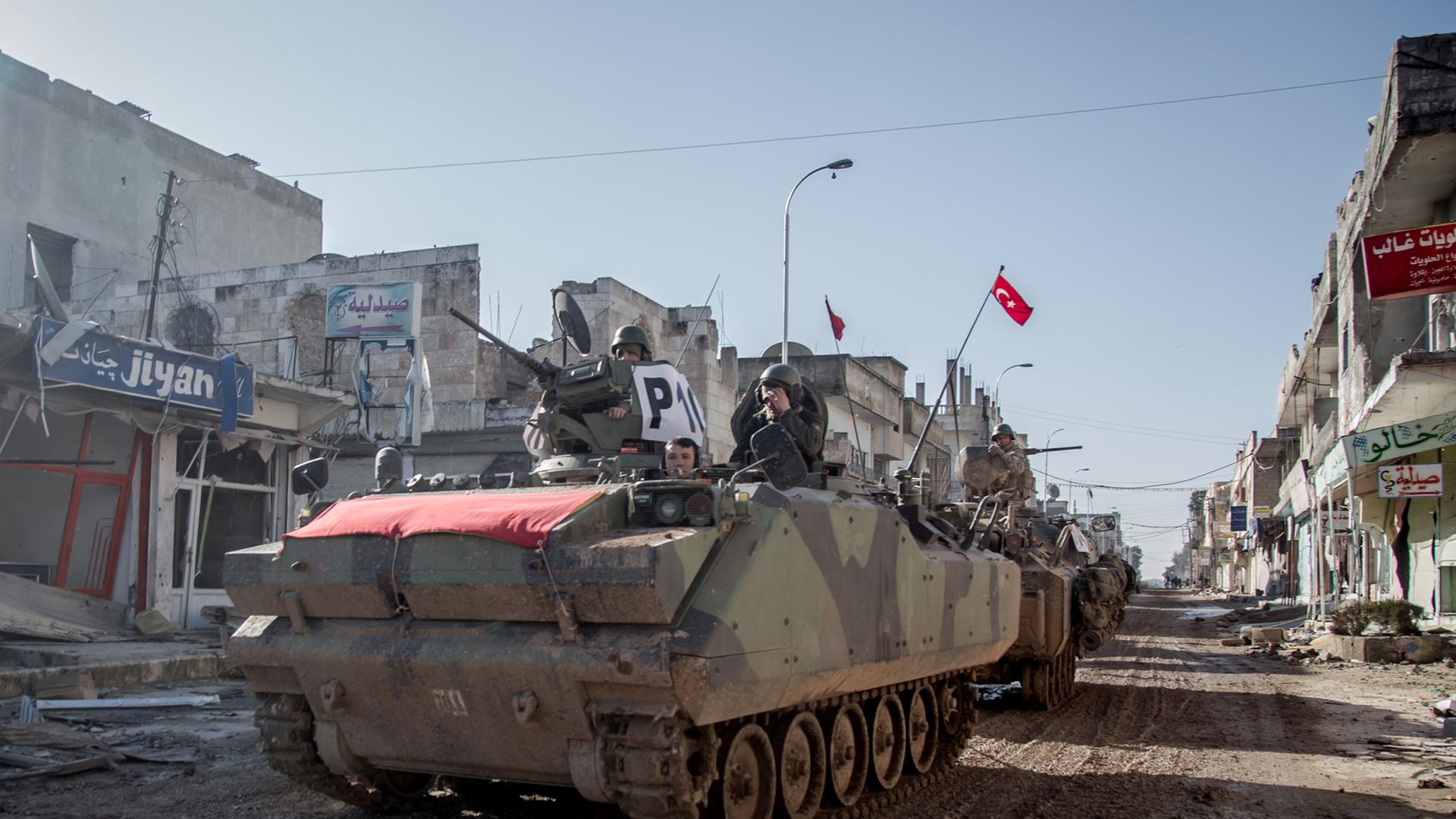 Türkische Armeefahrzeuge in einer Straße der syrischen Stadt Kobane am 22. Februar 2015.