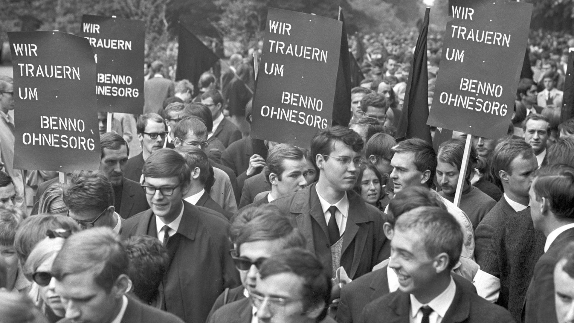 Am 09.06.1967 bekundeten 7.000 Studenten in Hannover in einem Schweigemarsch ihre Trauer um den am 02.06.1967 bei einer Anti-Schah-Demonstration in Berlin erschossenen Benno Ohnesorg. Es war die größte Kundgebung dieser Art die bis dato von Studenten in der niedersächsischen Landeshauptstadt veranstaltet wurde.