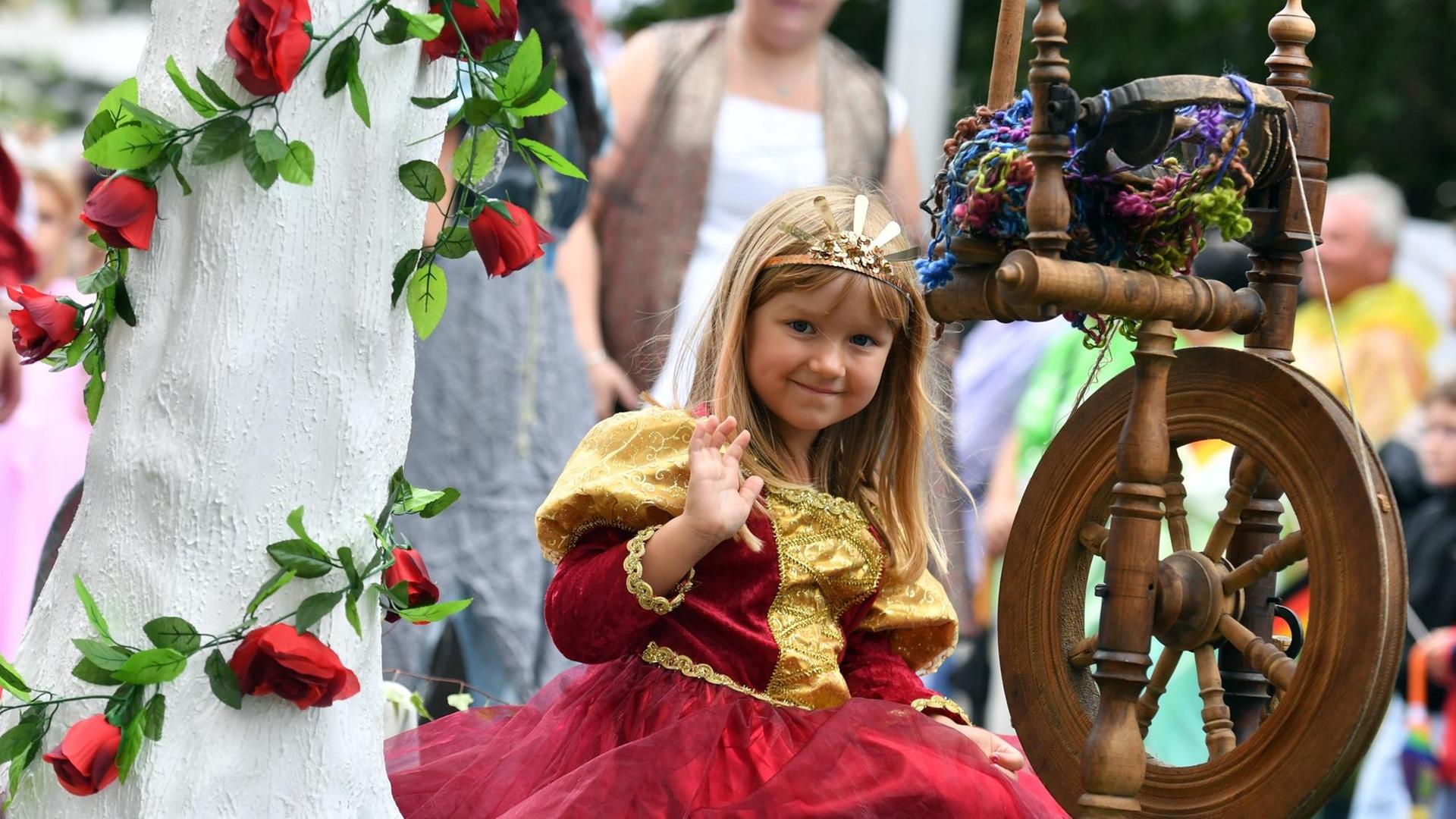 Als Dornröschen beteiligt sich Vivien am 04.09.2016 am großen Festumzug zum 25. Tag der Sachsen in Limbach-Oberfrohna (Sachsen). Traditionell gilt der Umzug als Höhepunkt des Festwochenendes. In diesem Jahr präsentieren sich rund 3700 Mitwirkende den Zuschauern am Straßenrand. Foto: Hendrik Schmidt/dpa |