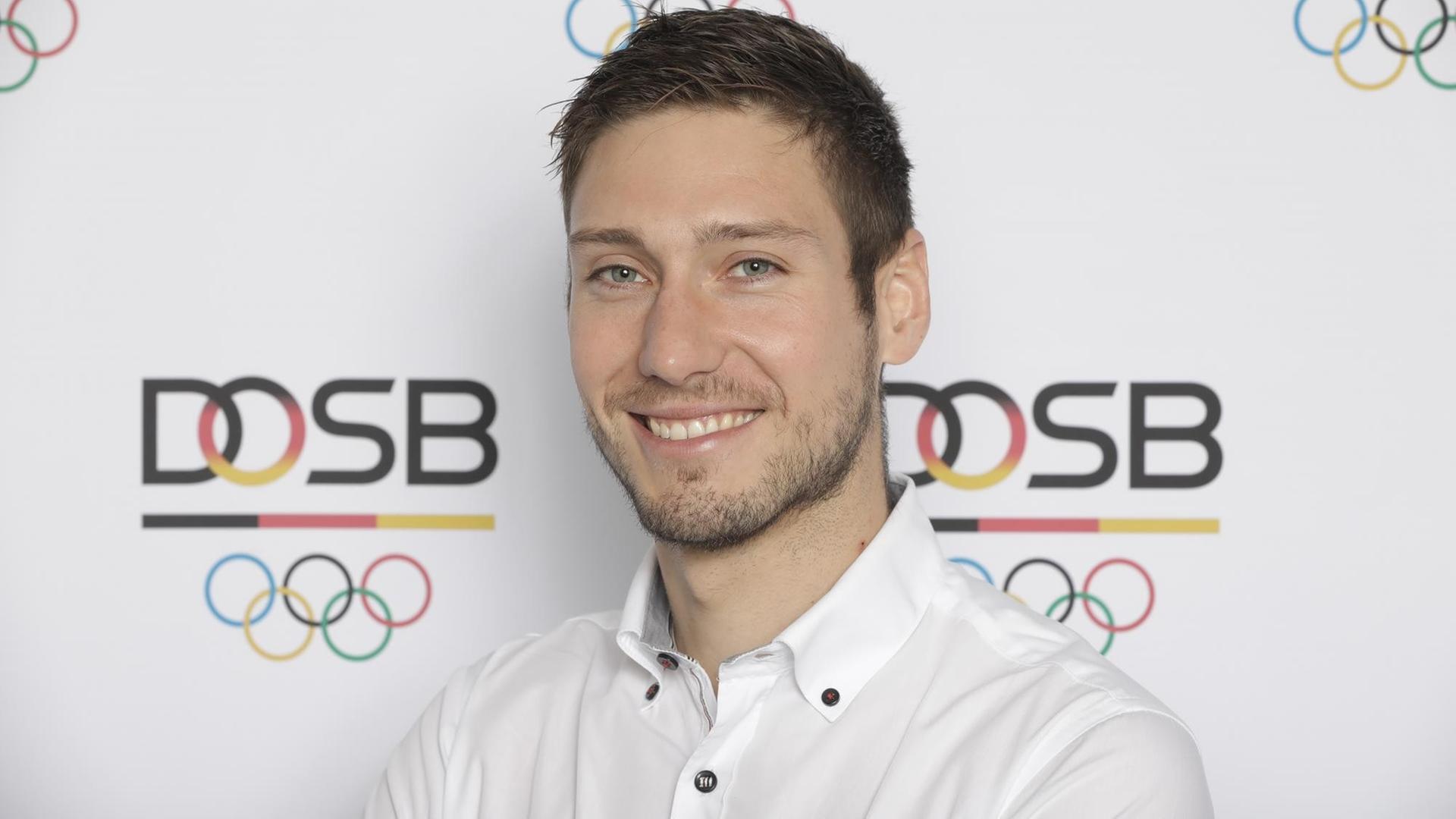 Max Hartung aufgenommen am 25.09.2017 in Berlin vor dem Logo des Deutschen Olympischen Sportbundes.