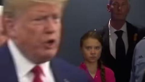 Donald Trump läuft durch einen Raum, im Hintergrund ist eine grimmig dreinblickende Greta Thunberg zu sehen.