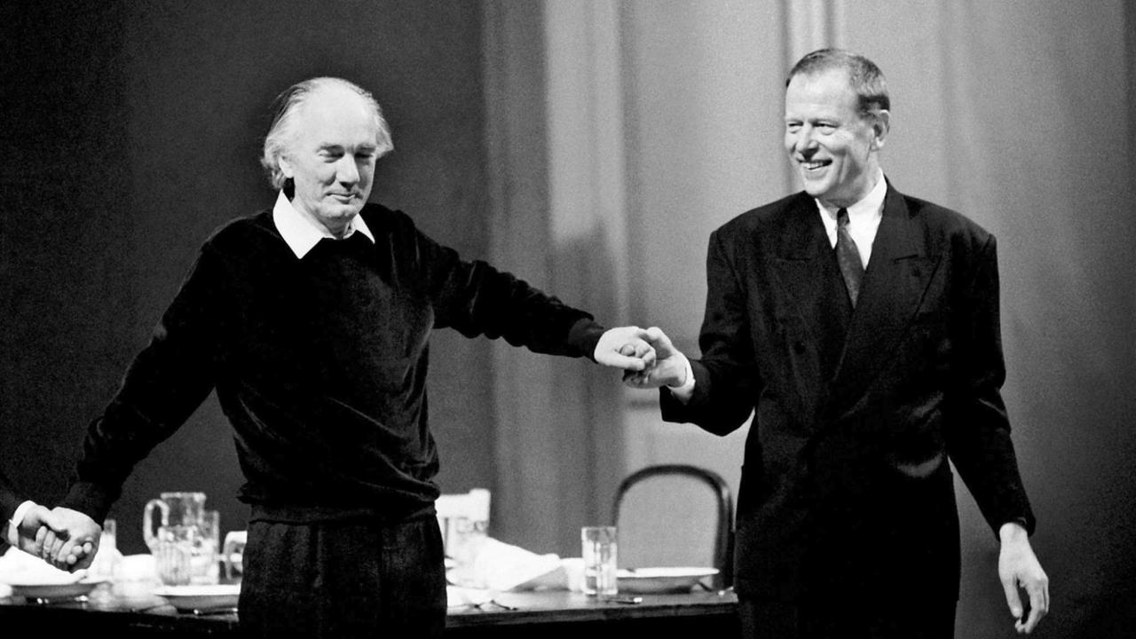 Im Wiener Burgtheater verbeugen sich Autor Thomas Bernhard und Burgtheaterdirektor Claus Peymann Hand in Hand am 4. November 1988 nach der Premiere von "Heldenplatz".