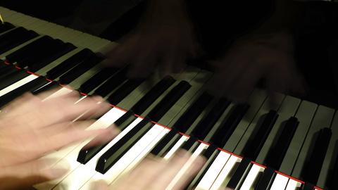 Ein Pianist spielt schnell auf den Tasten eines Flügels