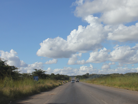 Eine Überlandstraße in Sambia.