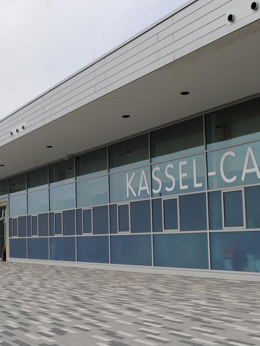 Blick auf das Terminal des Regionalflughafens Kassel-Calden
