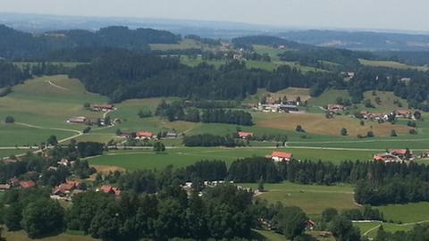 Die Familie lebt in einem abgelegenen Dorf