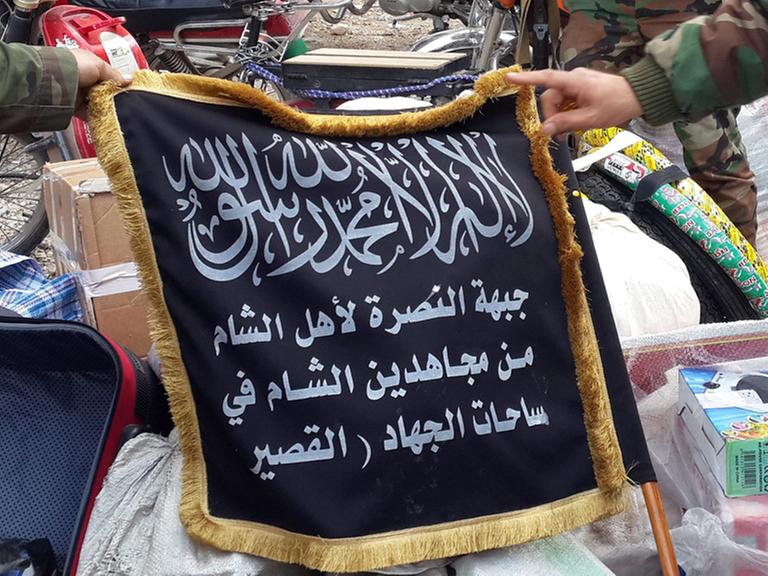 Die Flagge der Al-Nusra-Front, hier im syrischen Bürgerkrieg nahe Damaskus.