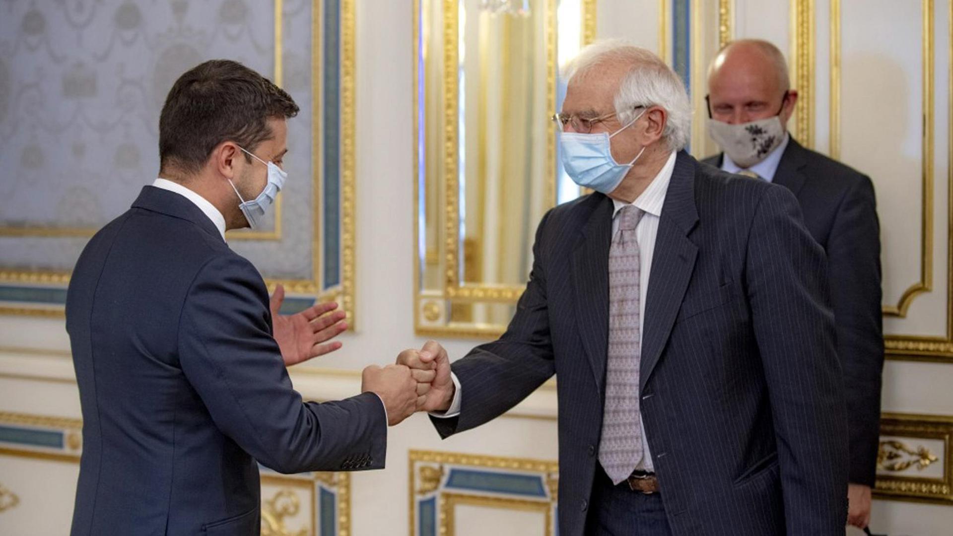 September 22, 2020: Der ukrainische Präsident Volodymyr SelenskyJ (L) begrüßt den Chefdiplomat der Europäischen Union, Josep Borrell, vor den Gesprächen in Kiew.