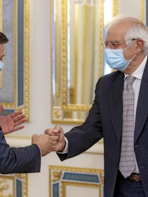 September 22, 2020: Der ukrainische Präsident Volodymyr SelenskyJ (L) begrüßt den Chefdiplomat der Europäischen Union, Josep Borrell, vor den Gesprächen in Kiew.