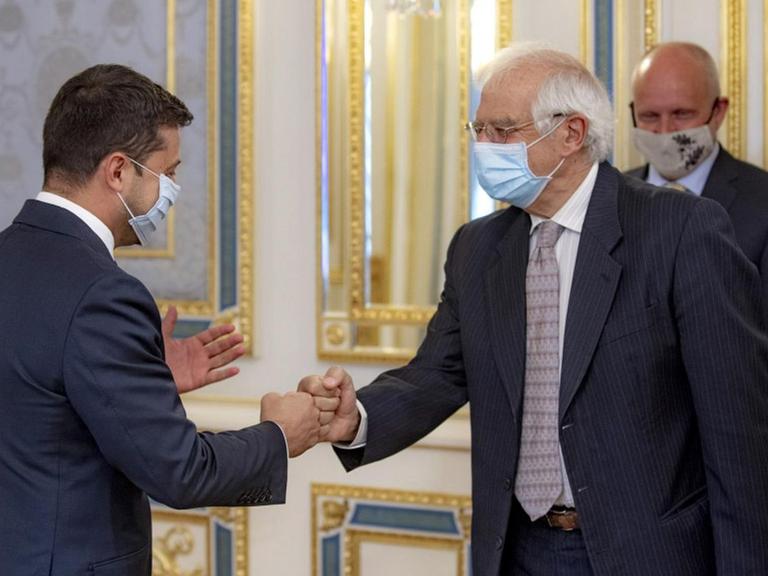 September 22, 2020: Der ukrainische Präsident Volodymyr SelenskyJ (L) begrüßt den Chefdiplomat der Europäischen Union, Josep Borrell, vor den Gesprächen in Kiew.