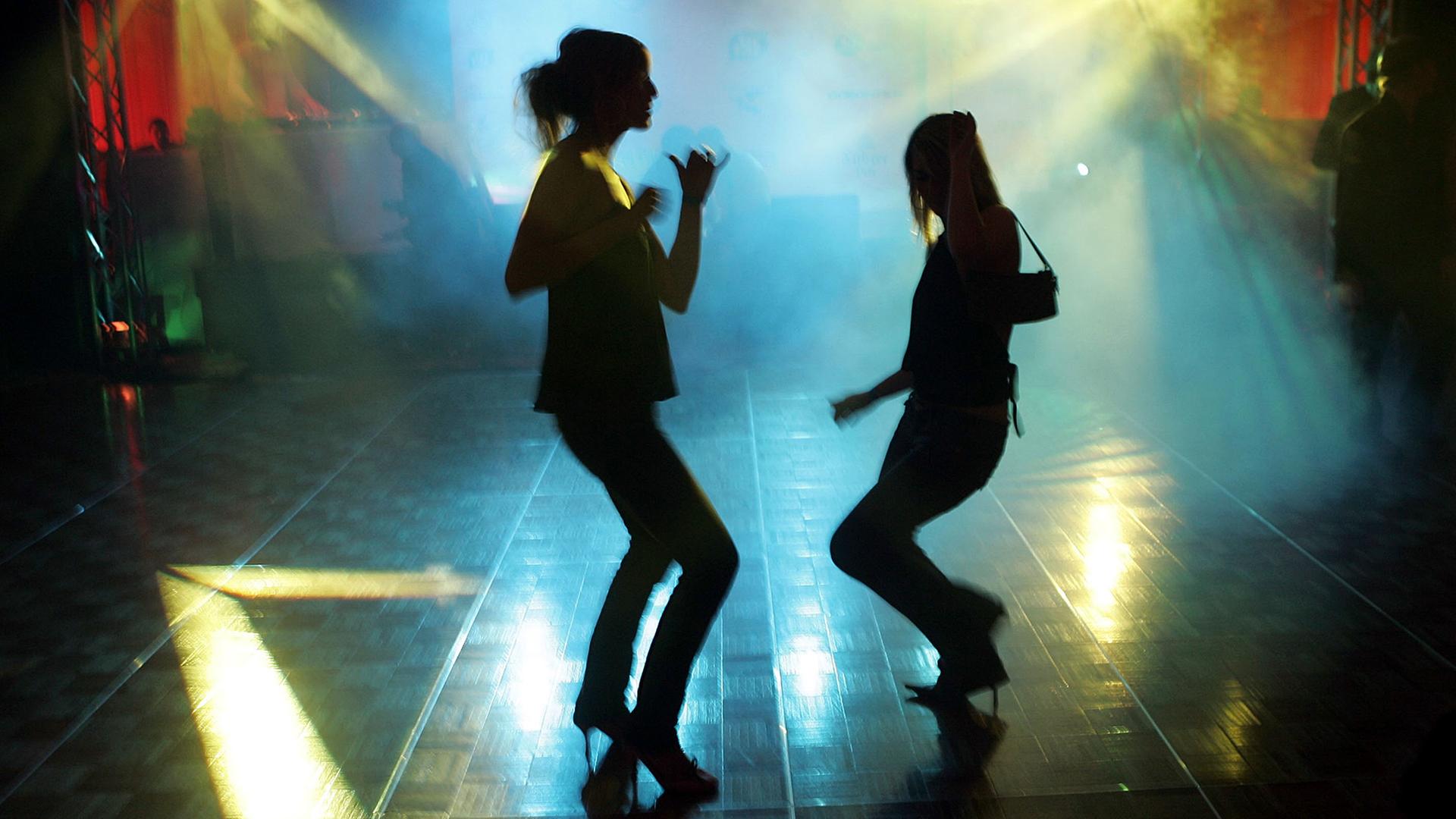 Zwei Frauen auf der Tanzfläche einer Disco.
