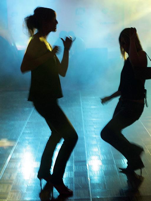 Zwei junge Frauen auf der Tanzfläche