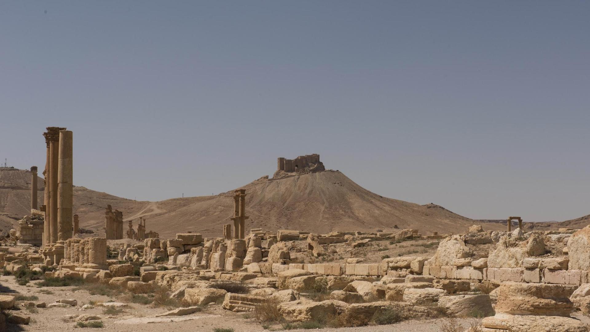 Blick auf die Ruinen von Palmyra, nachdem der IS die antike Stätte zerstört hat.