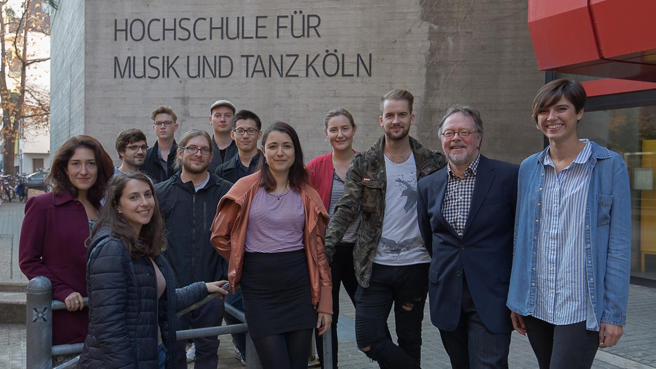 ensemble 20/21 mit David Smeyers (Zweiter von rechts) vor der Hochschule für Musik in Köln