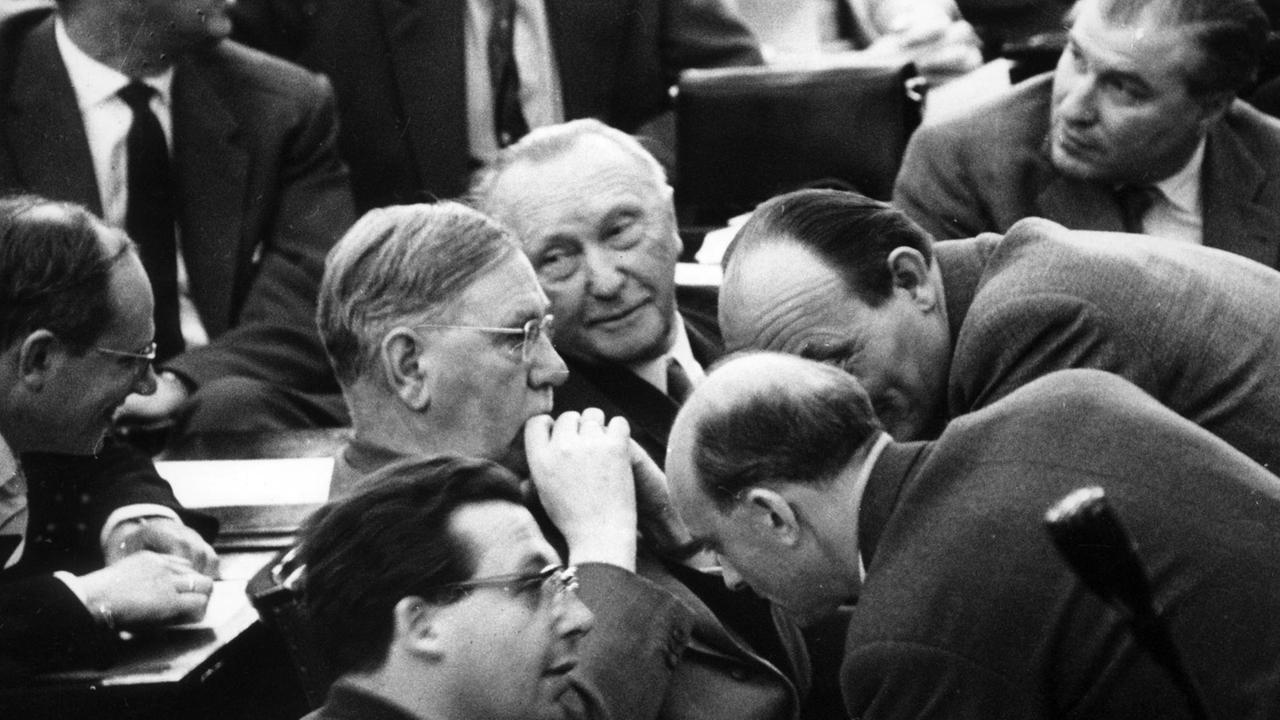Fraktionsbesprechung von CDU/CSU während der außenpolitischen Debatte im Bundestag in Bonn am 20.03.1958 mit Richard Jäger (l), Will Rasner (Mitte unten), Heinrich Krone (M) und Bundeskanzler Konrad Adenauer (Mitte hinten).