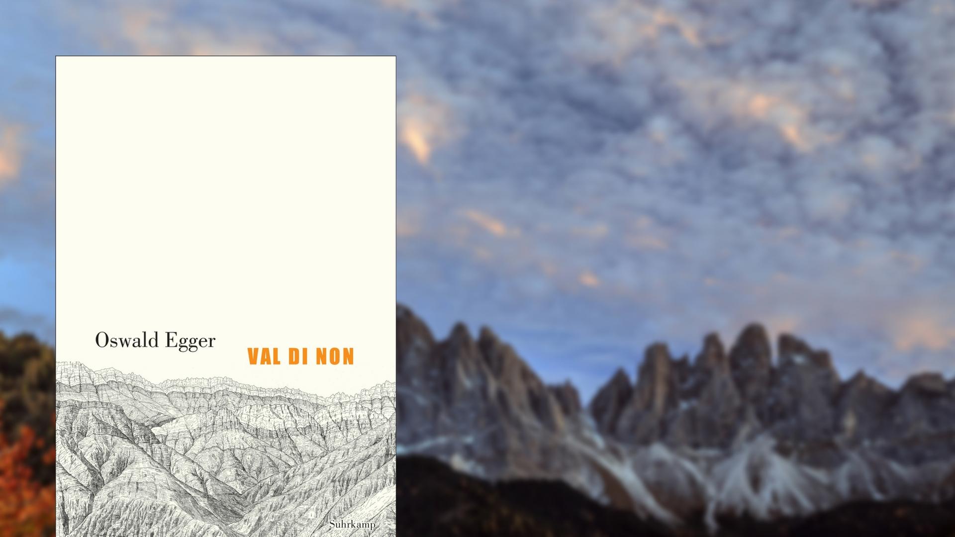Im Vordergrund das Buchcover von Oswald Eggers "Val di Non", im Hintergrund Berge in Südtirol