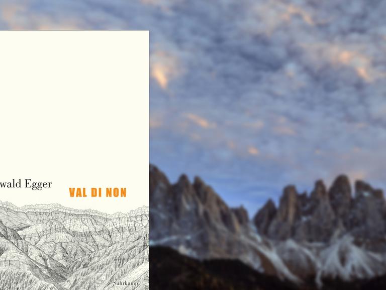 Im Vordergrund das Buchcover von Oswald Eggers "Val di Non", im Hintergrund Berge in Südtirol