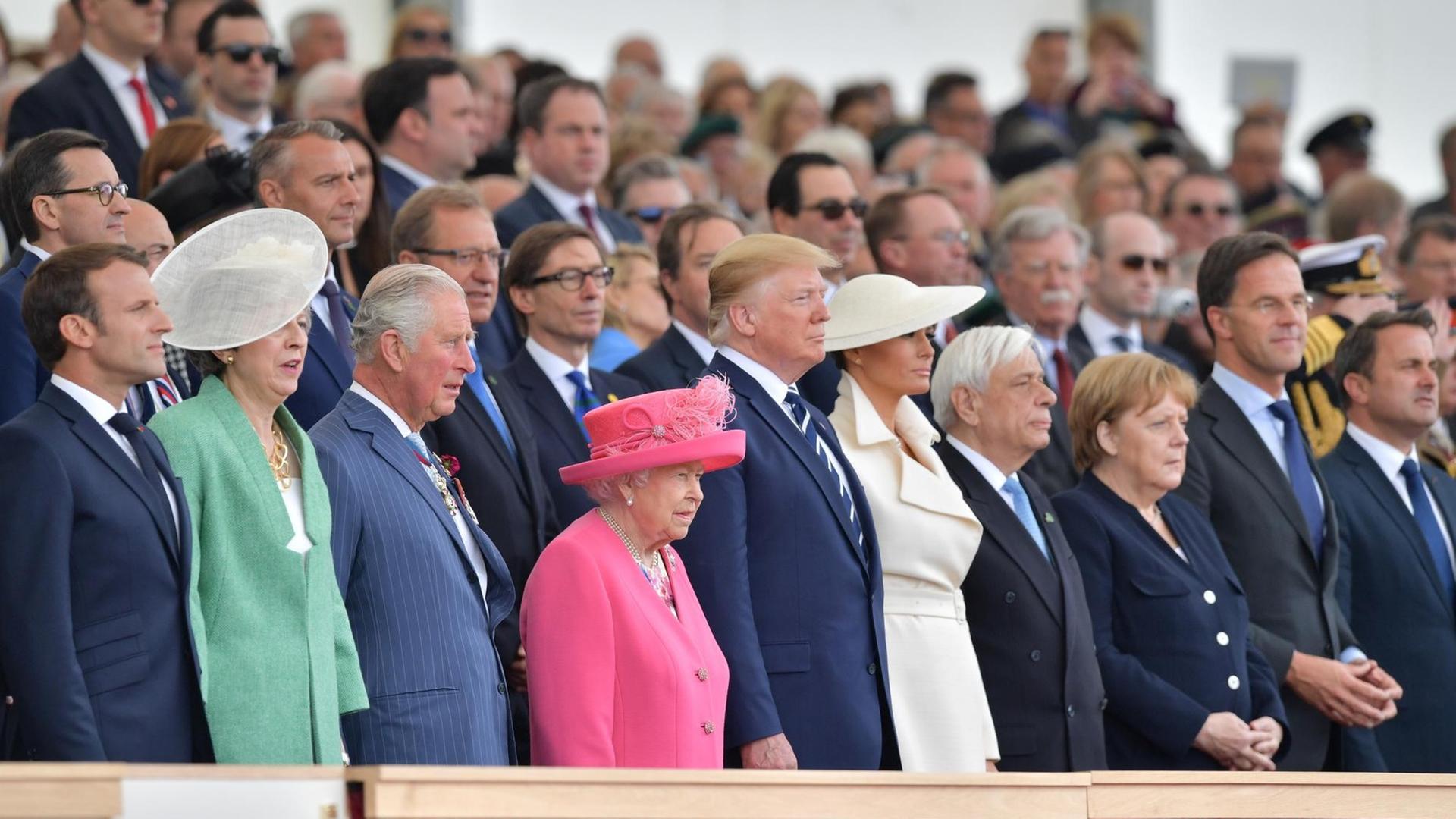 Politiker aus vielen Ländern sind zusammen mit der englischen Königin Elizabeth bei der Gedenkfeier.