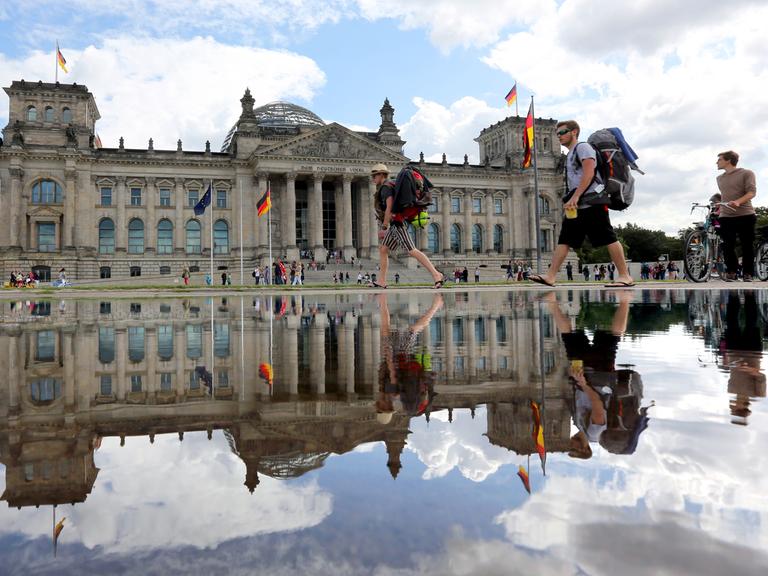 Das Berliner Reichstagsgebäude - hier im Sommer 2014.