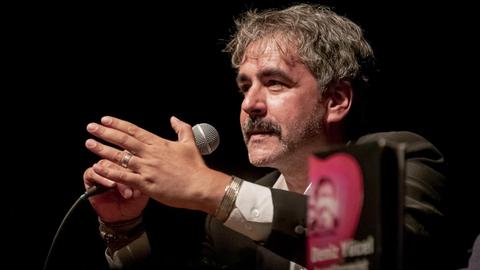 Deniz Yücel, deutsch-türkischer Journalist und Publizist, stellt sein Buch "Agentterrorist" vor, das von seiner Zeit in einem türkischen Gefängnis handelt.