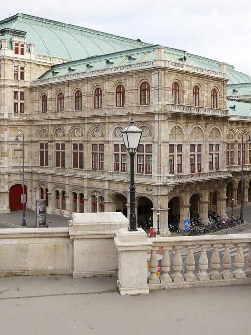 Blick auf die Wiener Staatsoper von der Albertina Rampe aus Wien Austria.