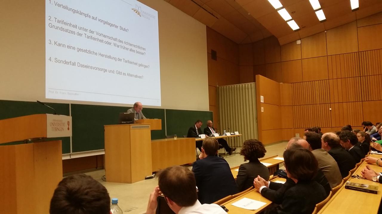 GDL-Chef Claus Weselsky (Mitte Podium) zu Gast bei den Tübinger Juristen bei einer Diskussionsveranstaltung über das Tarifeinheitsgesetz.