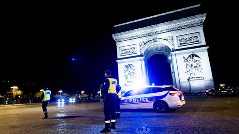 Die französische Polizei kontrolliert die Ausgangssperre an Silvester 2020 in Paris.