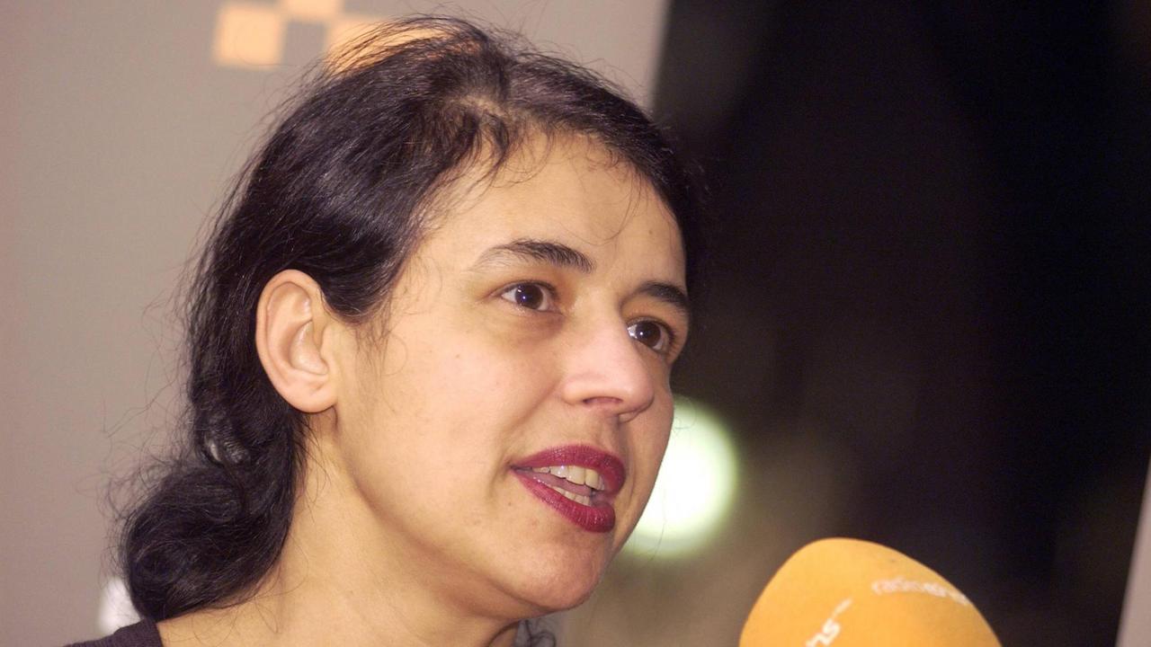 Die Filmemacherin Aysun Bademsoy spricht in ein Mikrofon