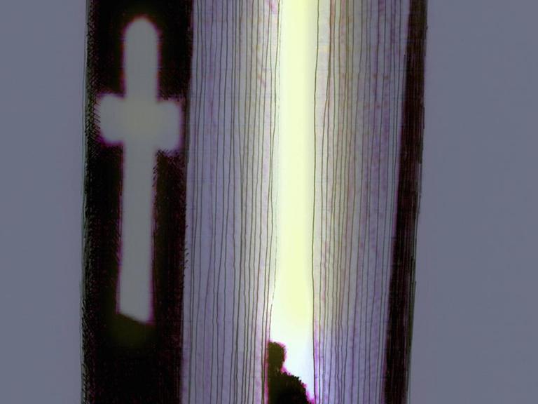 Illustration eines Menschen, der in die leuchtenden Seiten einer geöffneten Bibel eintritt.