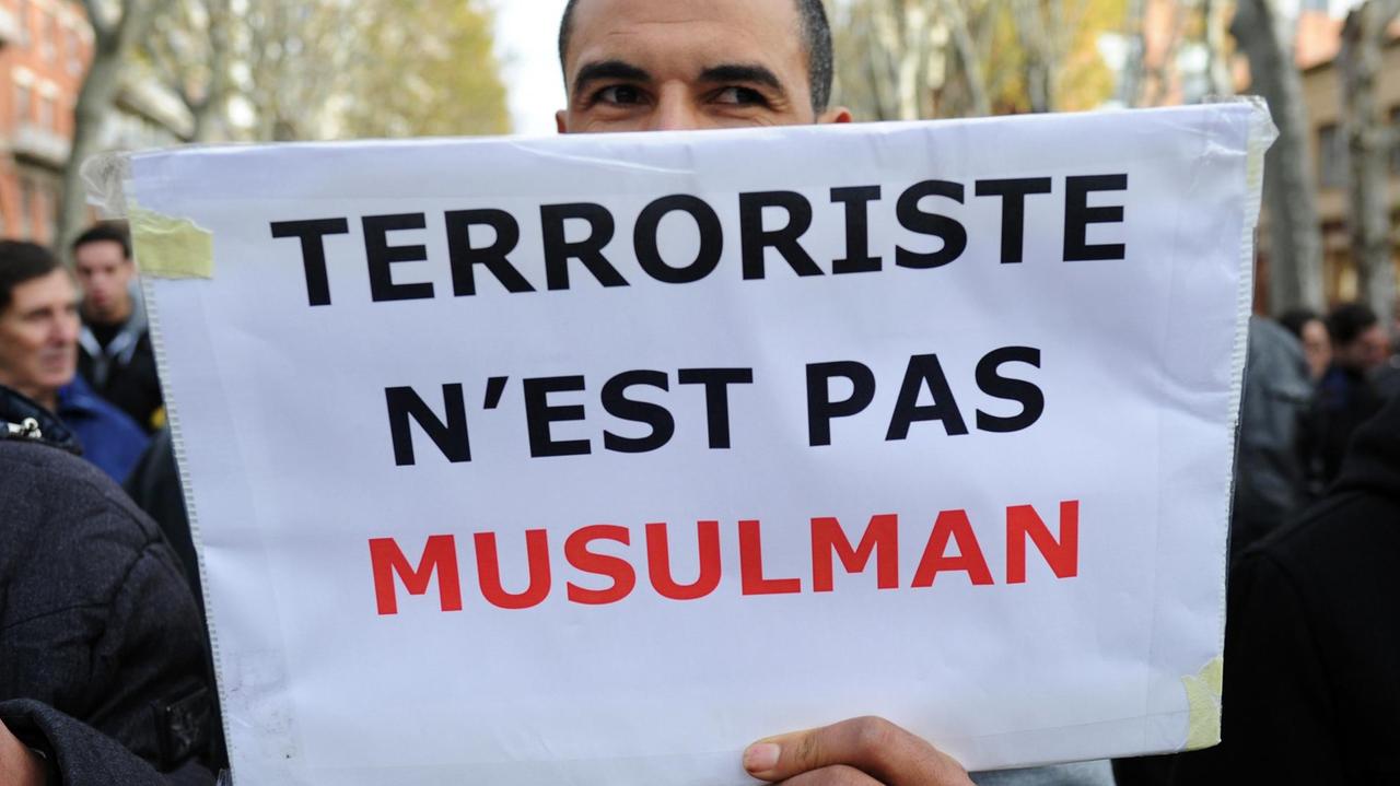"Terrorist ist nicht gleich Muslim" steht übersetzt auf einem Schild, das ein Demonstrant in Toulouse hochhält