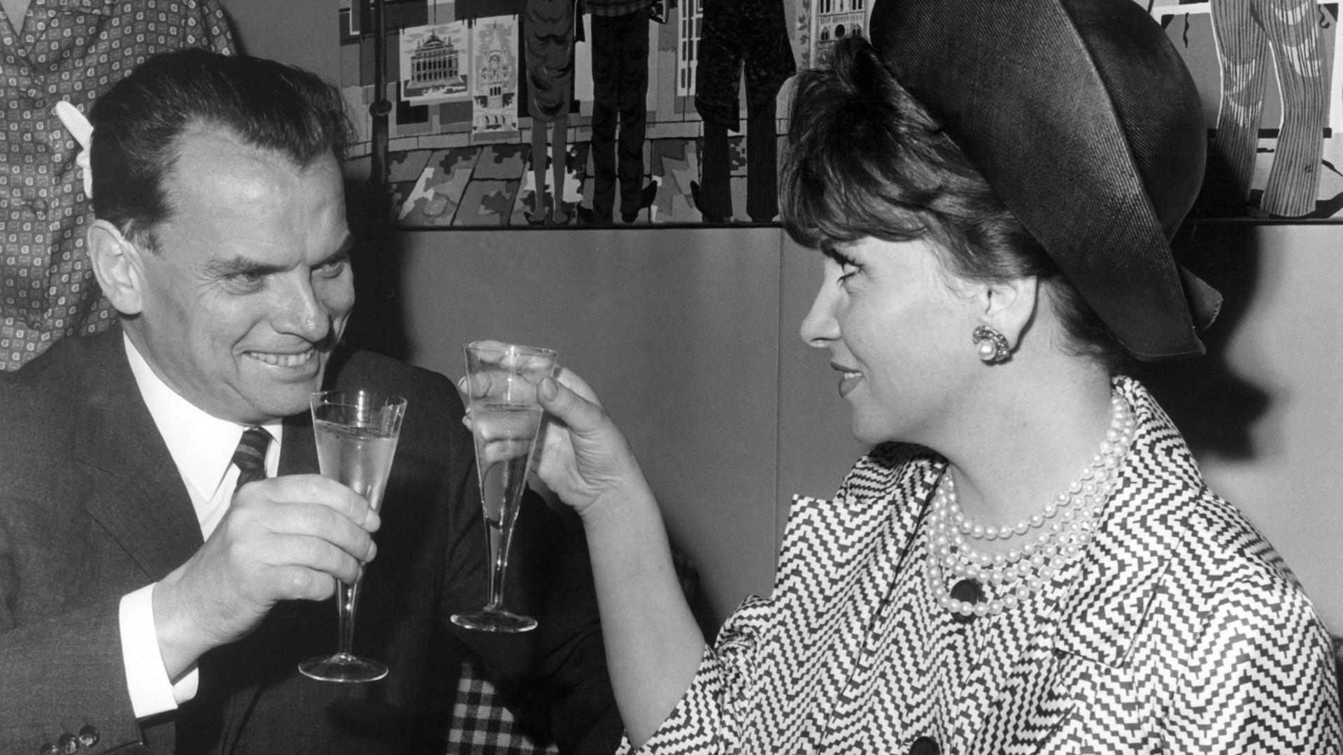 Alfred Bauer begrüßt die italienische Schauspielerin Gina Lollobrigida nach ihrer Ankunft auf dem Flughafen Tegel in Berlin am 02.07.1965 mit einem Glas Sekt.