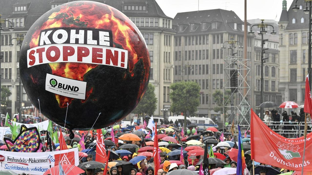 Das Bild zeigt eine Menschenmenge, die sogenannte "G20-Protestwelle", am Rathaus in Hamburg. Zu sehen ist zudem ein großer Ballon mit der Aufschrift "Kohle stoppen". 