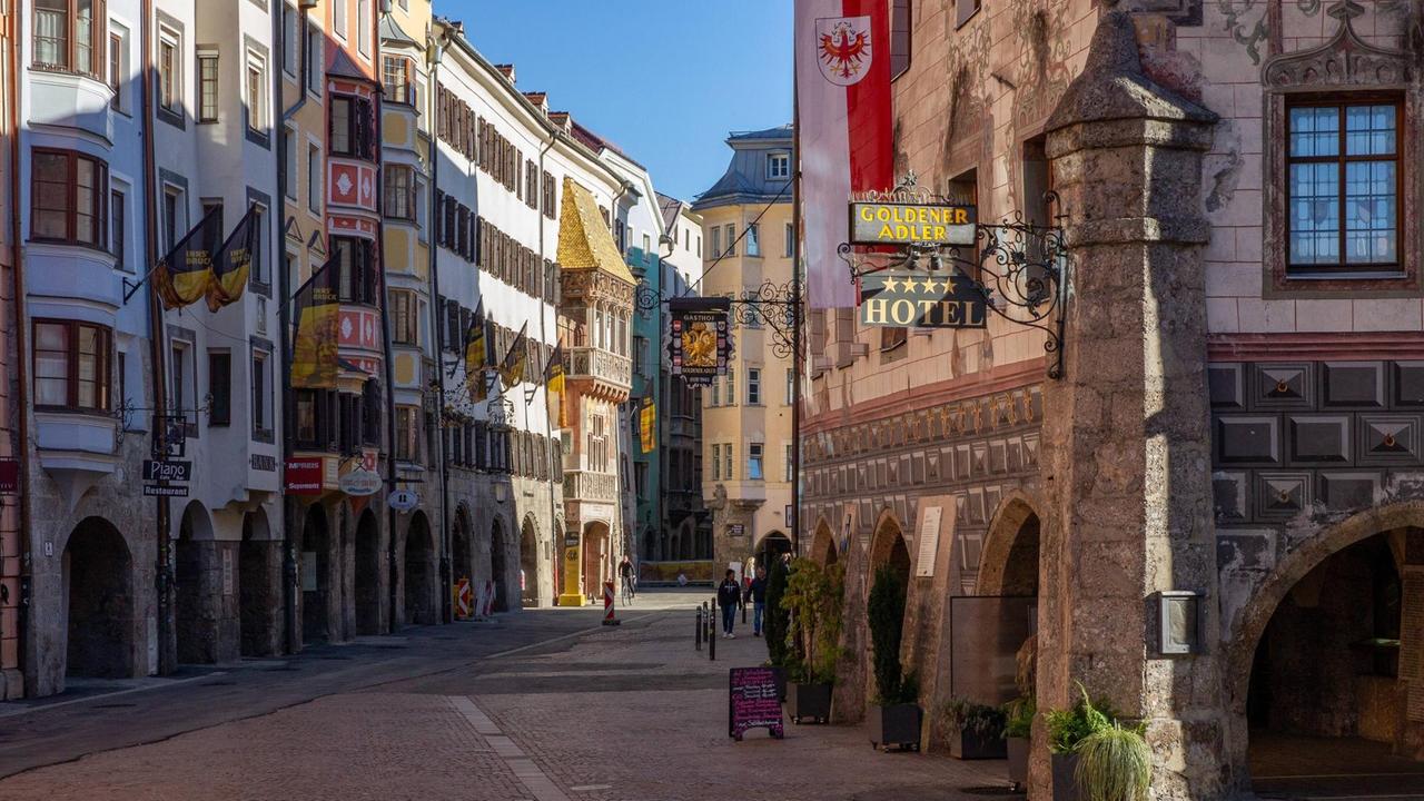 Die Altstadt von Innsbruck Mitte November. Seit 17.11. gelten in Österreich wegen der Coronavirus-Pandemie Ausgangsbeschränkungen.