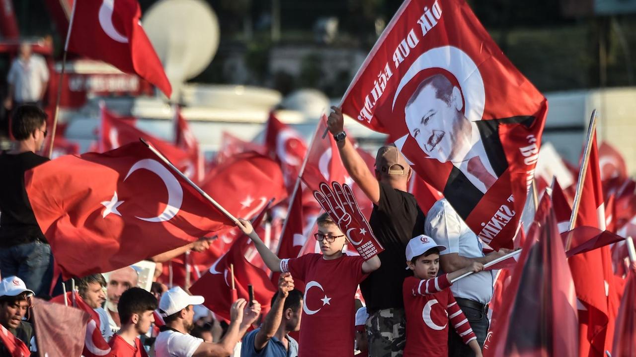 Hunderttausende Türken kamen zur Kundgebung am Bosporus (15.7.2017).