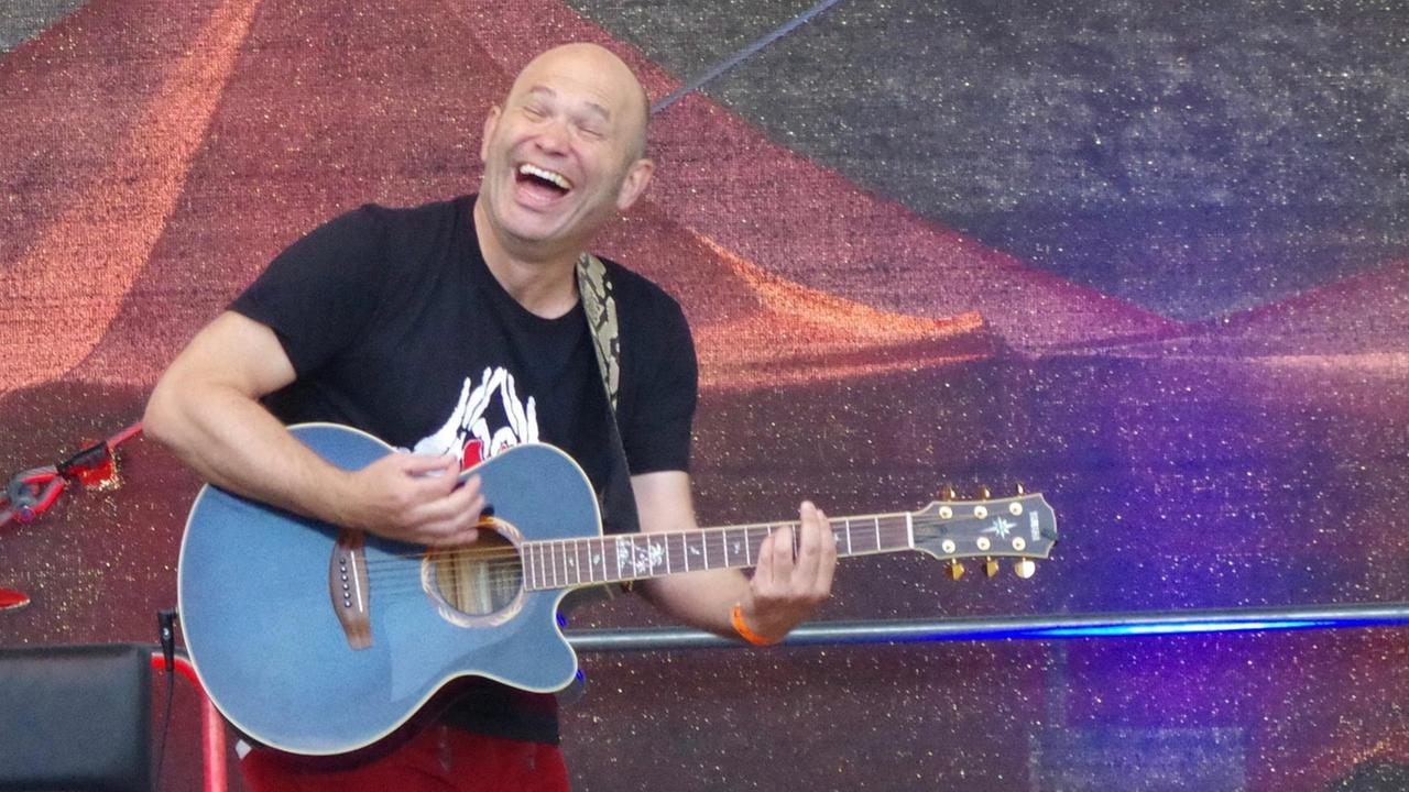 Heinz Gröning Gitarre spielend auf der Open Air-Bühne der Gauklerfestung 2017.