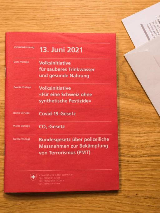 Unterlagen zur Schweizer Volksabstimmung liegen auf einem Tisch