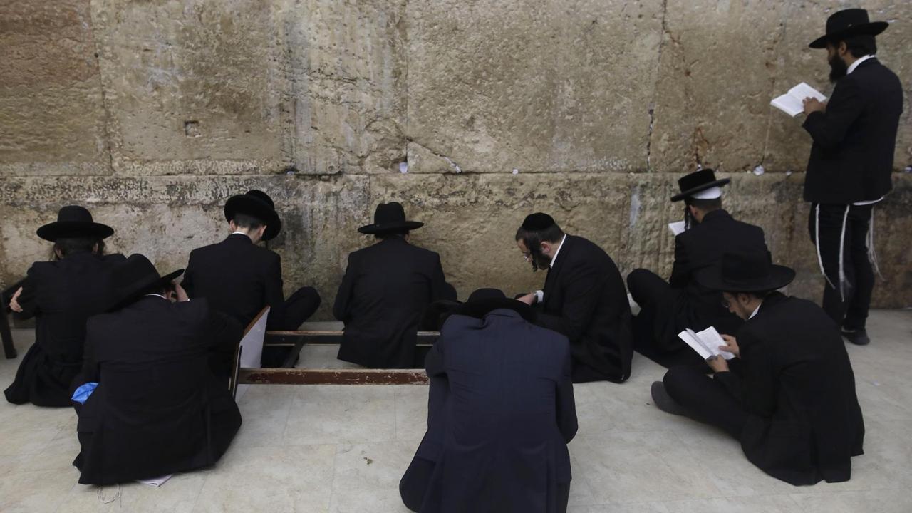 Streng orthodoxe Juden beten an der Klagemauer in der Altstadt von Jerusalem.