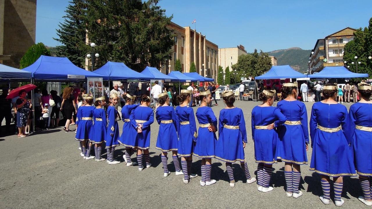 Armenische Kinder in traditioneller Kleidung