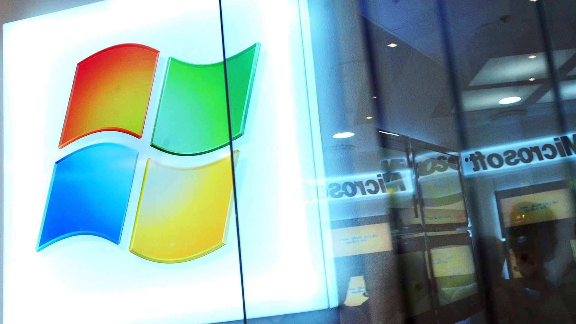 Das Microsoft-Logo gesehen durch eine Fensterscheibe.